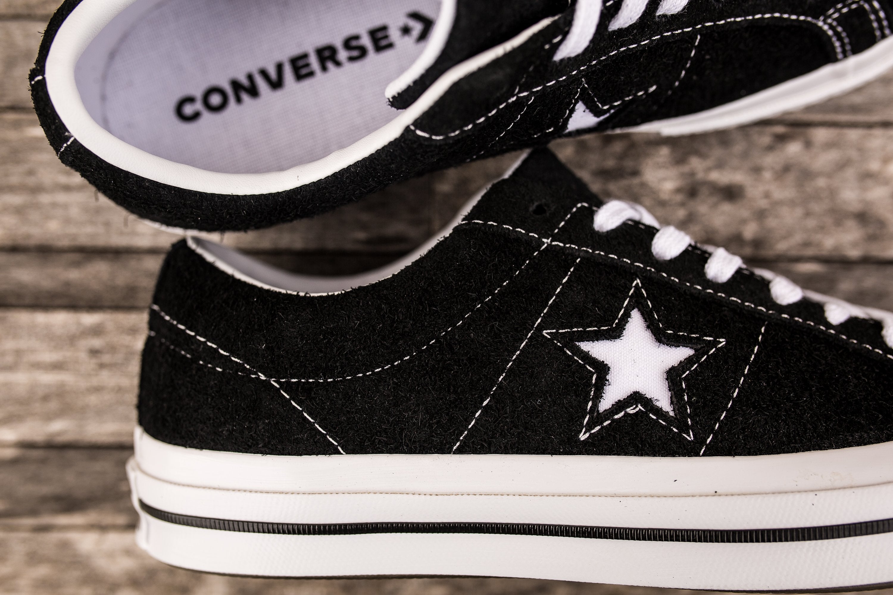 CONVERSE ONE STAR SUEDE LOW TOP - BLACK