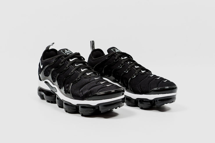 NIKE AIR VAPORMAX PLUS "BLACK/WHITE"